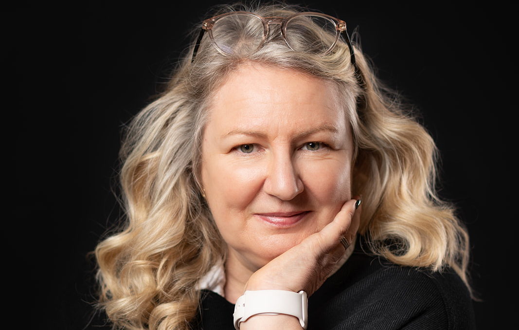 Portrait d'une collaboratrice en lumière naturelle